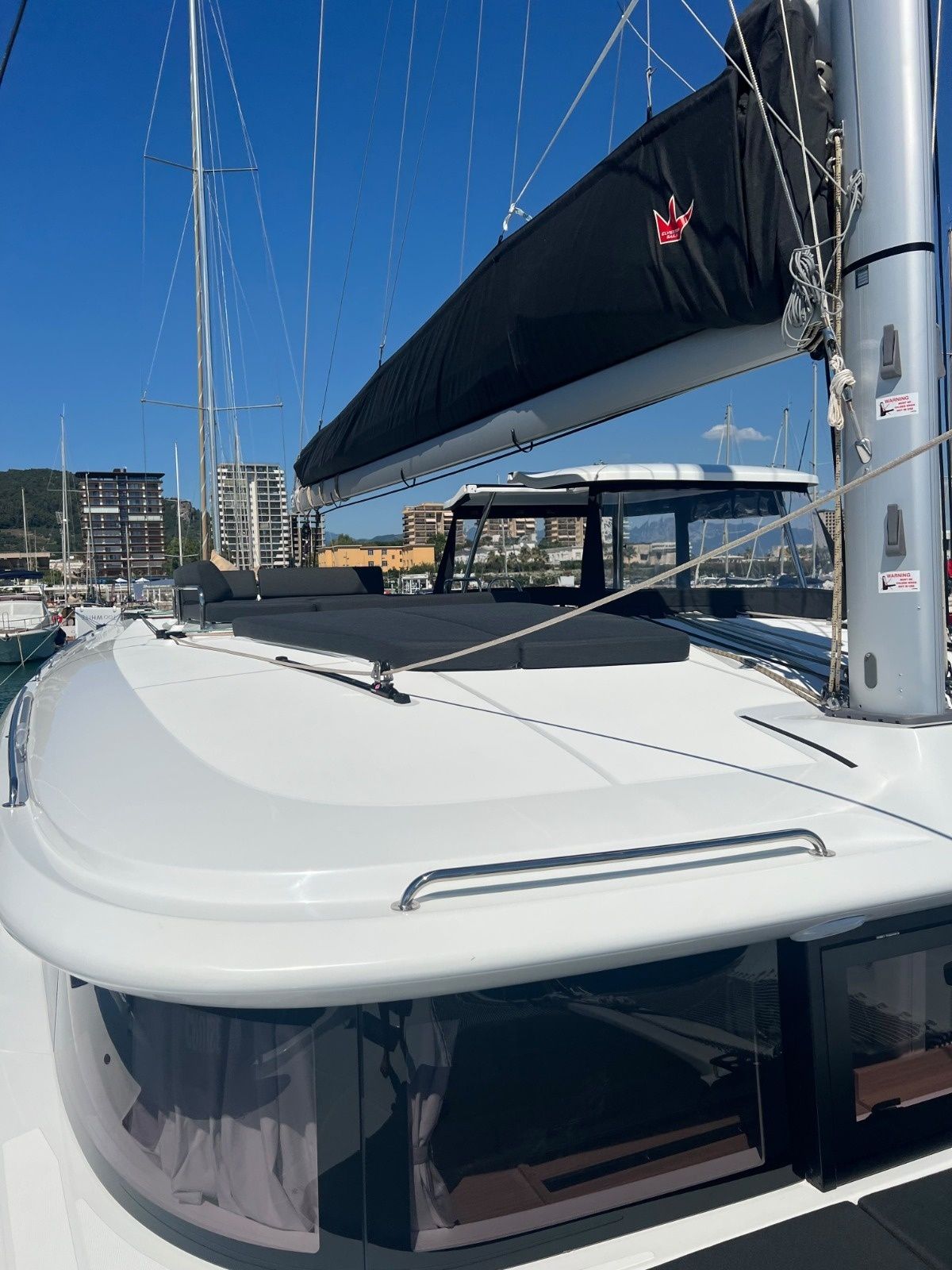 Lagoon 43 | Too White