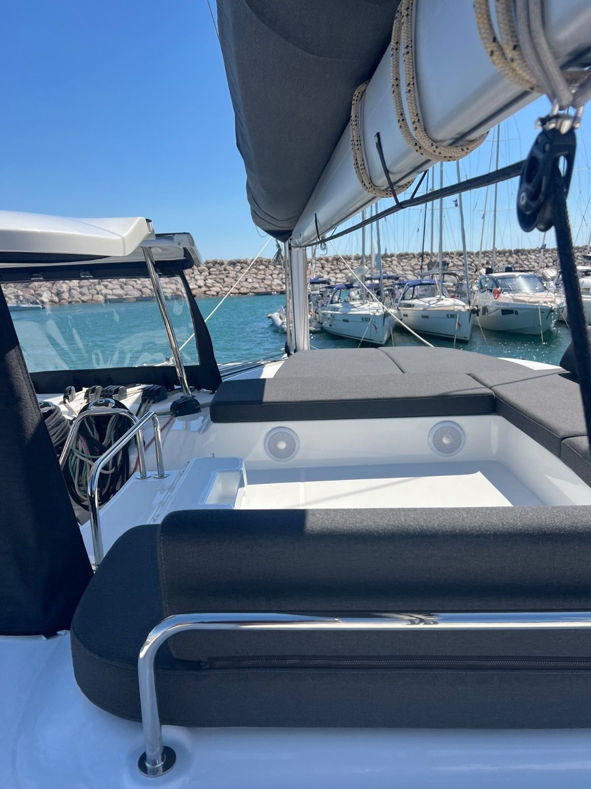 Lagoon 43 | Too White