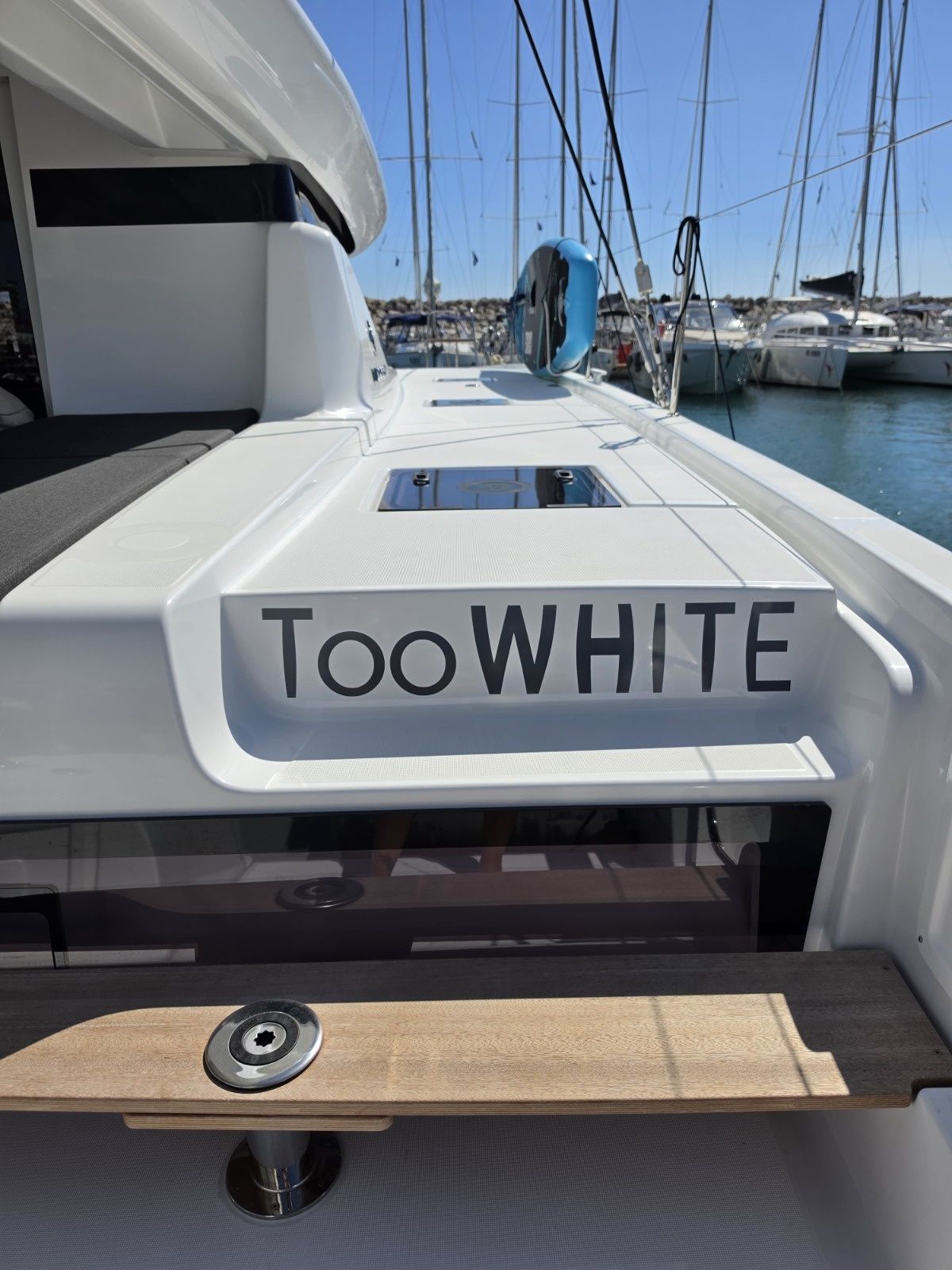 Lagoon 43 | Too White