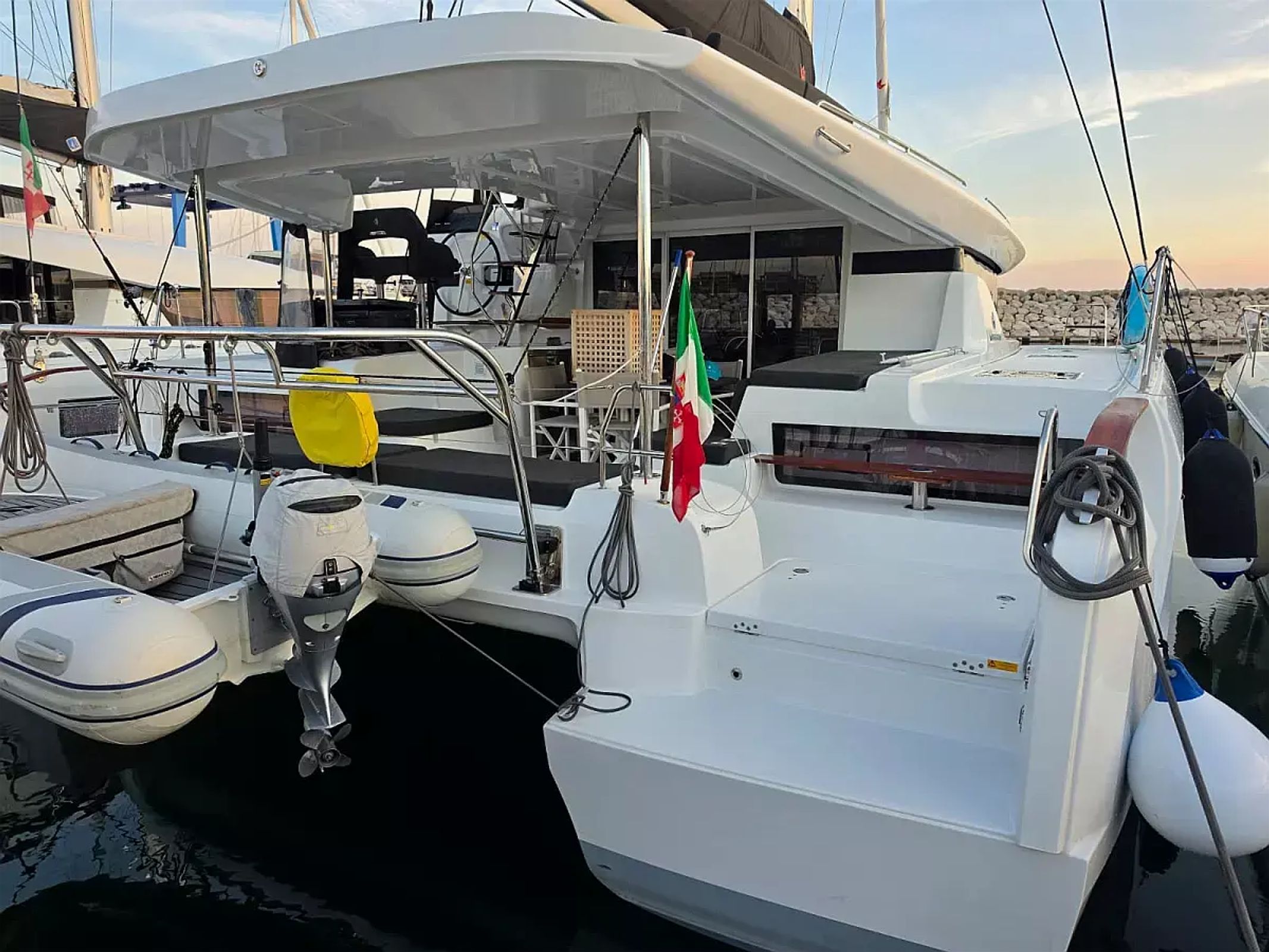 Lagoon 43 | Too White