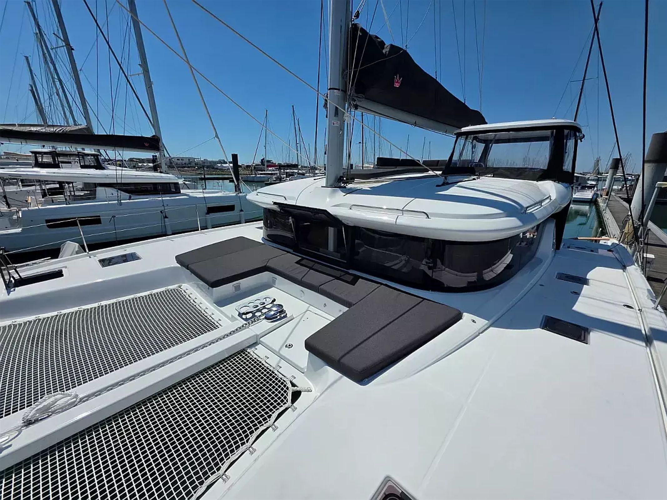Lagoon 43 | Too White