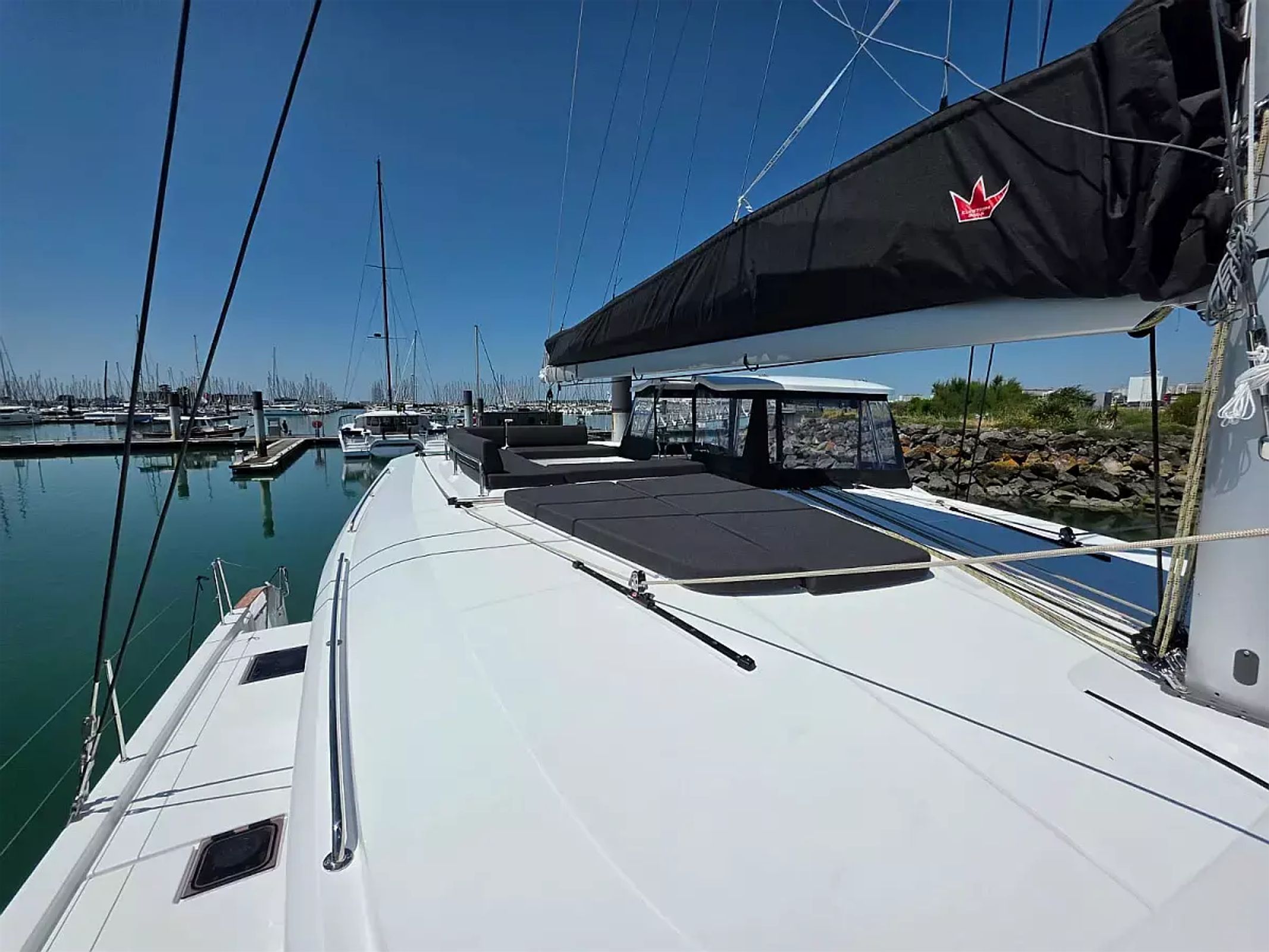 Lagoon 43 | Too White