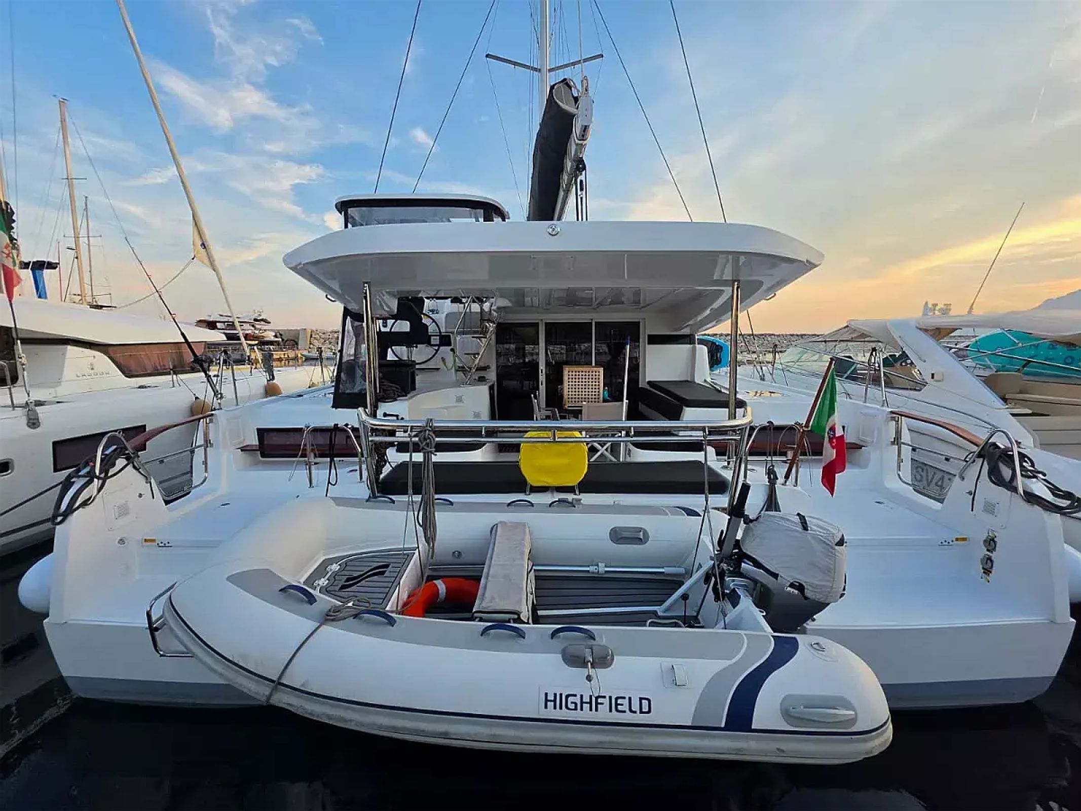 Lagoon 43 | Too White